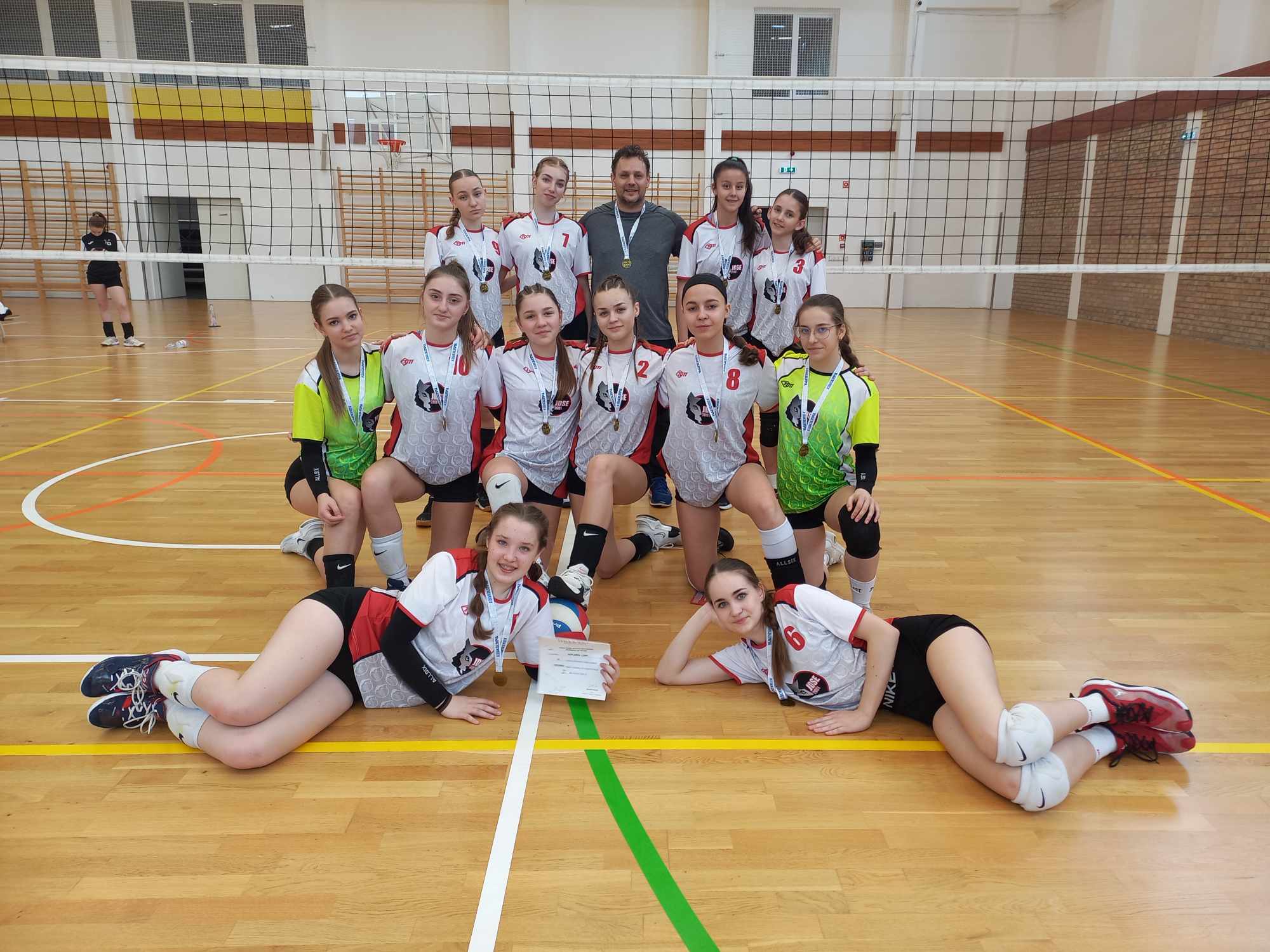Országos elődöntőben a IV. korcsoportos leány röpis csapat!